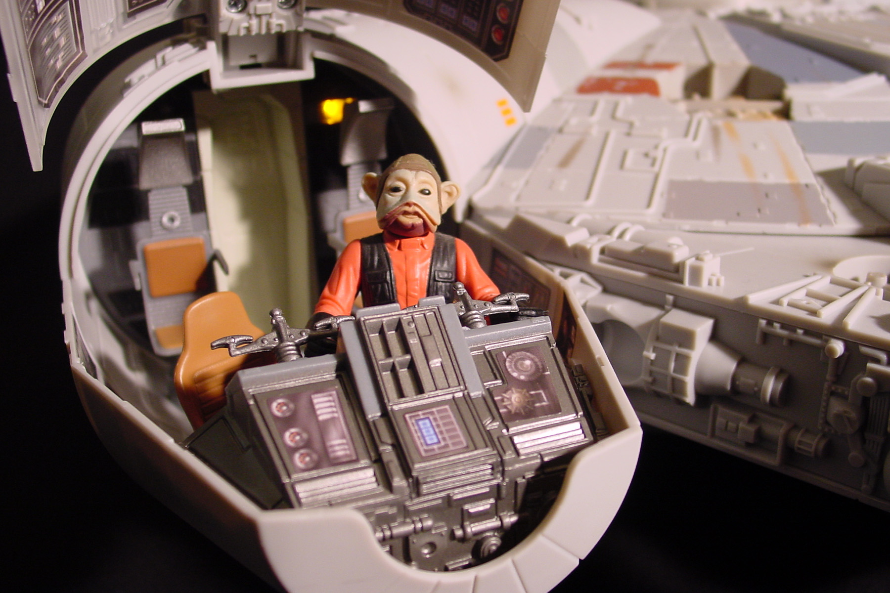 Review Hasbro's BIG Millennium Falcon SWNZ, Star Wars New Zealand
